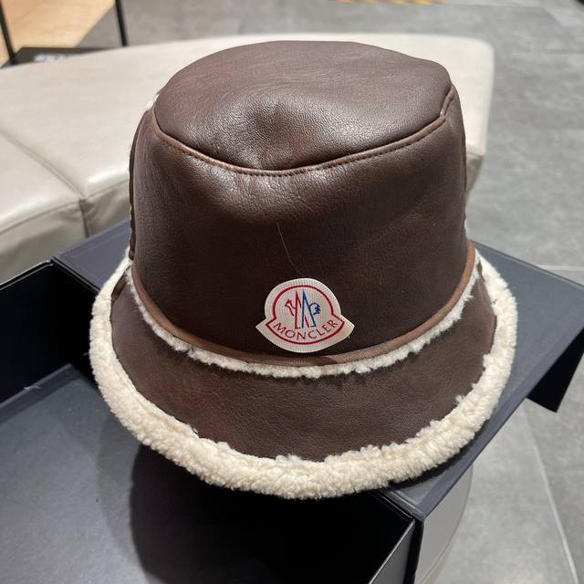 蒙口 渔夫帽 柔软的皮质帽型 这一定是冬季最温柔的帽子 保暖好很适合秋冬佩戴 大帽檐的会非常显脸小